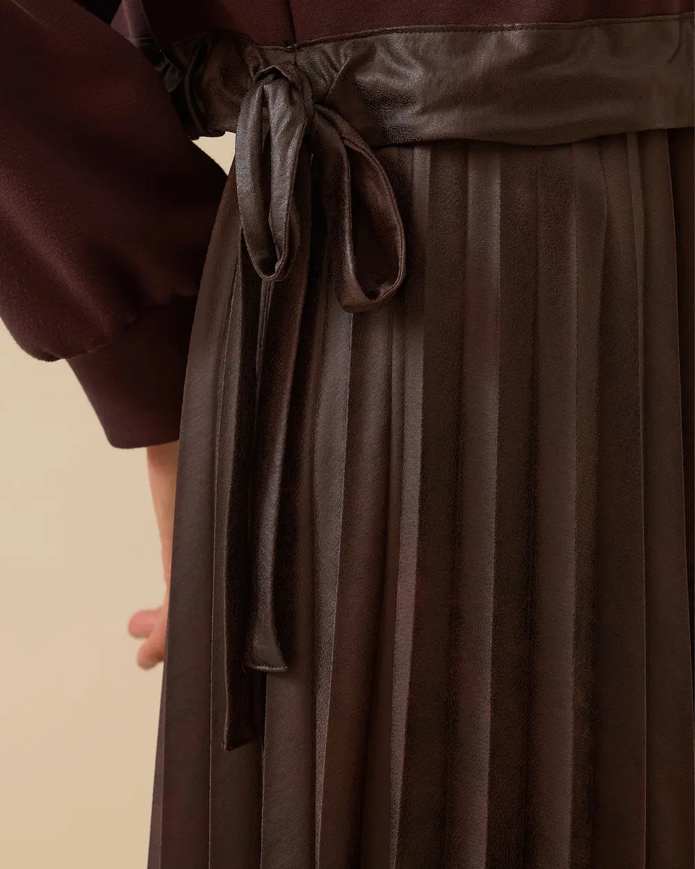 Taş Detaylı Suni Deri Pliseli Midi Elbise