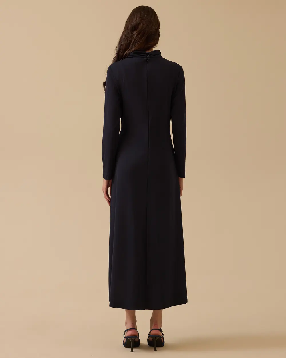 Dik Yaka Metal Aksesuarlı Drapeli Elbise