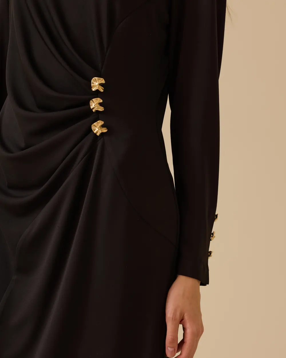 Metal Aksesuarlı Drapeli Krep Elbise