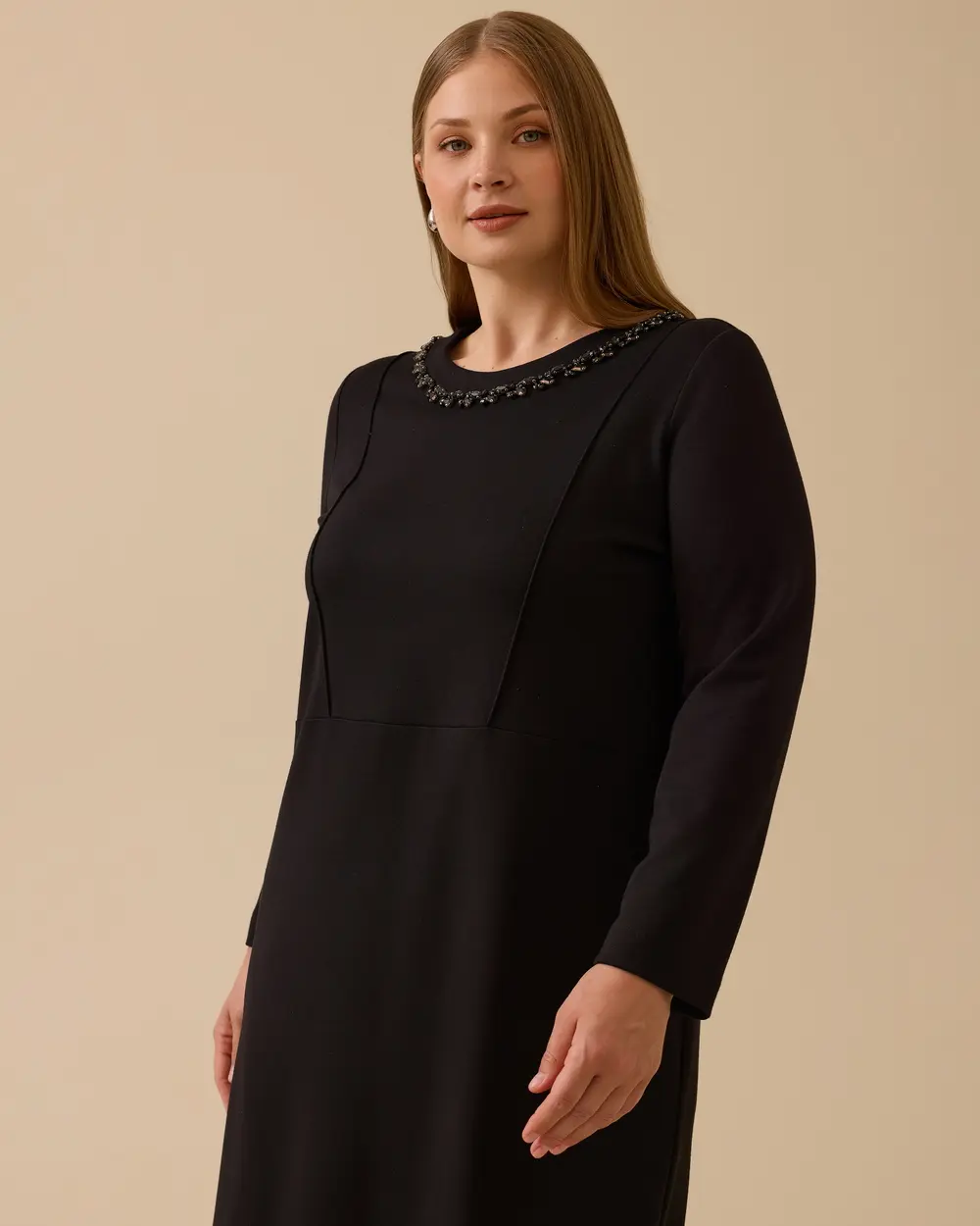 Büyük Beden Taşlı Yaka Detaylı Elbise
