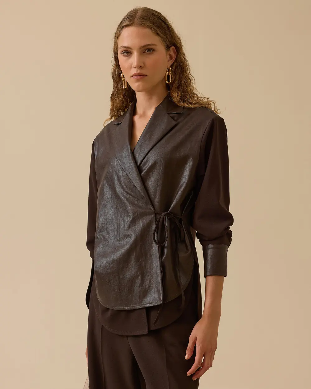 Bağlamalı Suni Deri Detaylı Kruvaze Gömlek