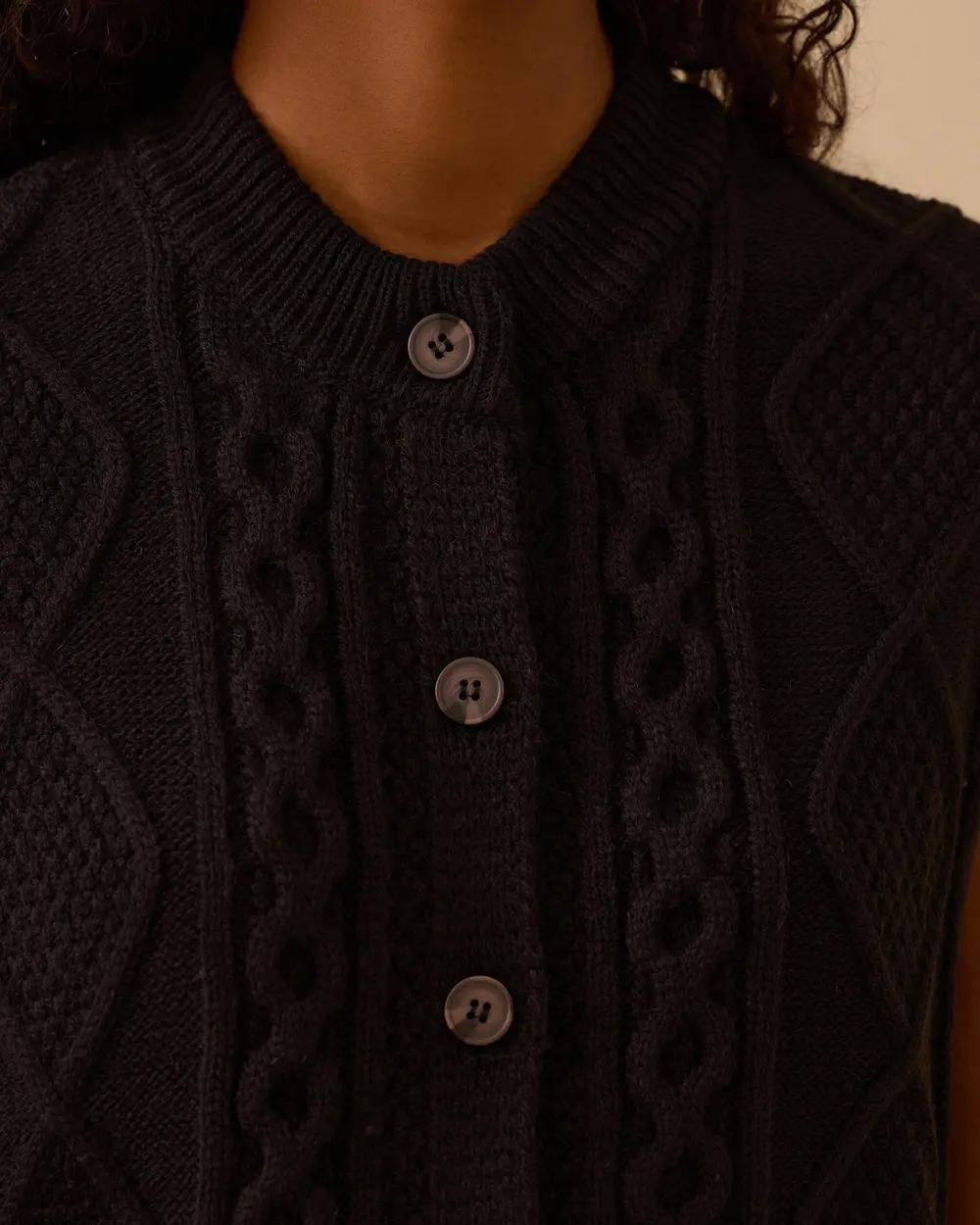 Düğmeli Örgü Desenli Triko Yelek