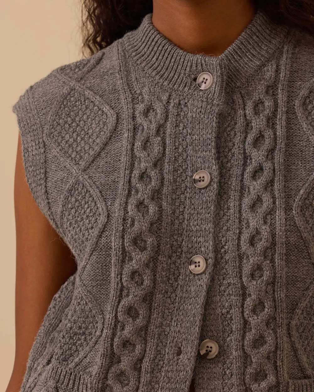 Düğmeli Örgü Desenli Triko Yelek