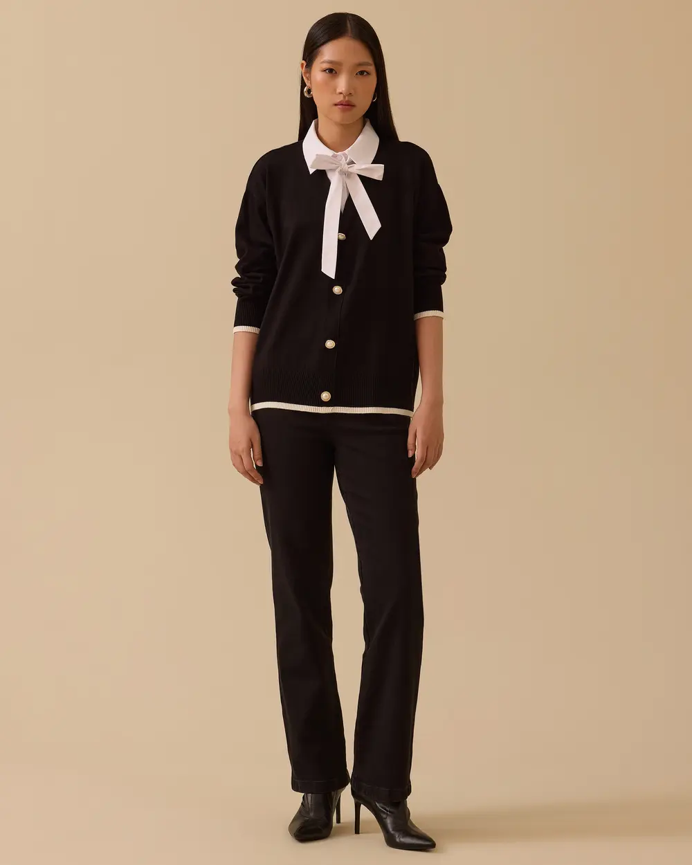 Yakası Bağlamalı İnci Düğmeli Triko