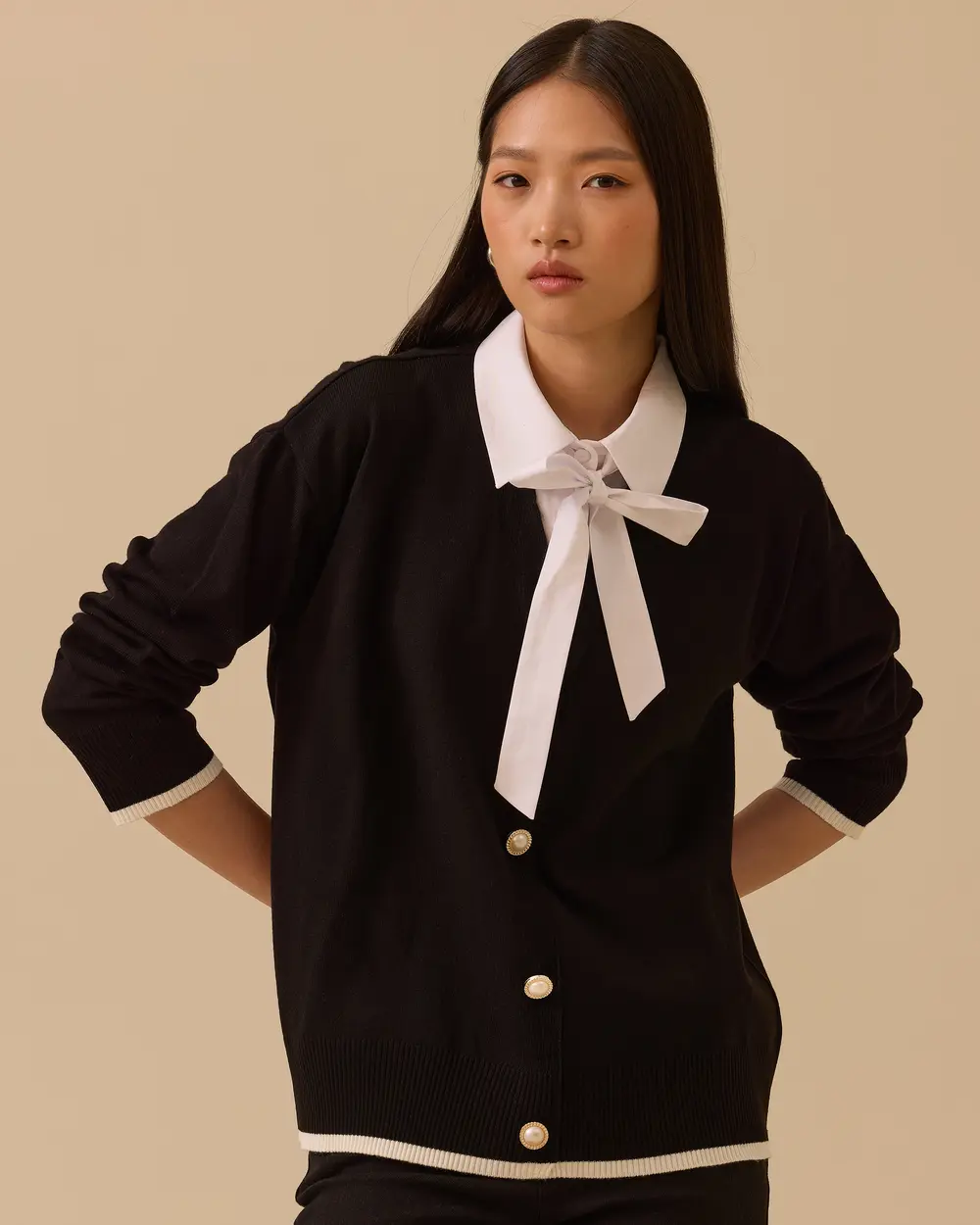 Yakası Bağlamalı İnci Düğmeli Triko