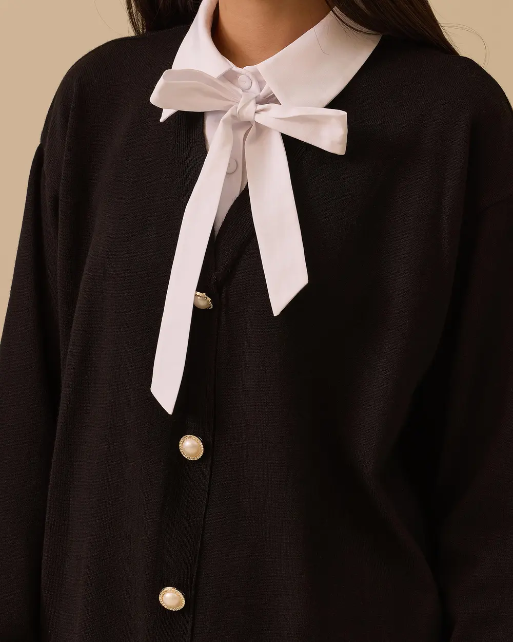 Yakası Bağlamalı İnci Düğmeli Triko