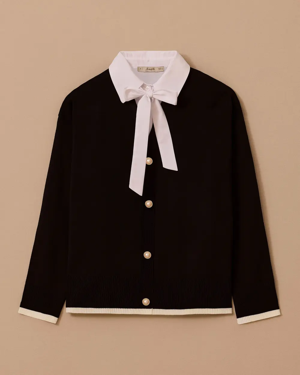 Yakası Bağlamalı İnci Düğmeli Triko