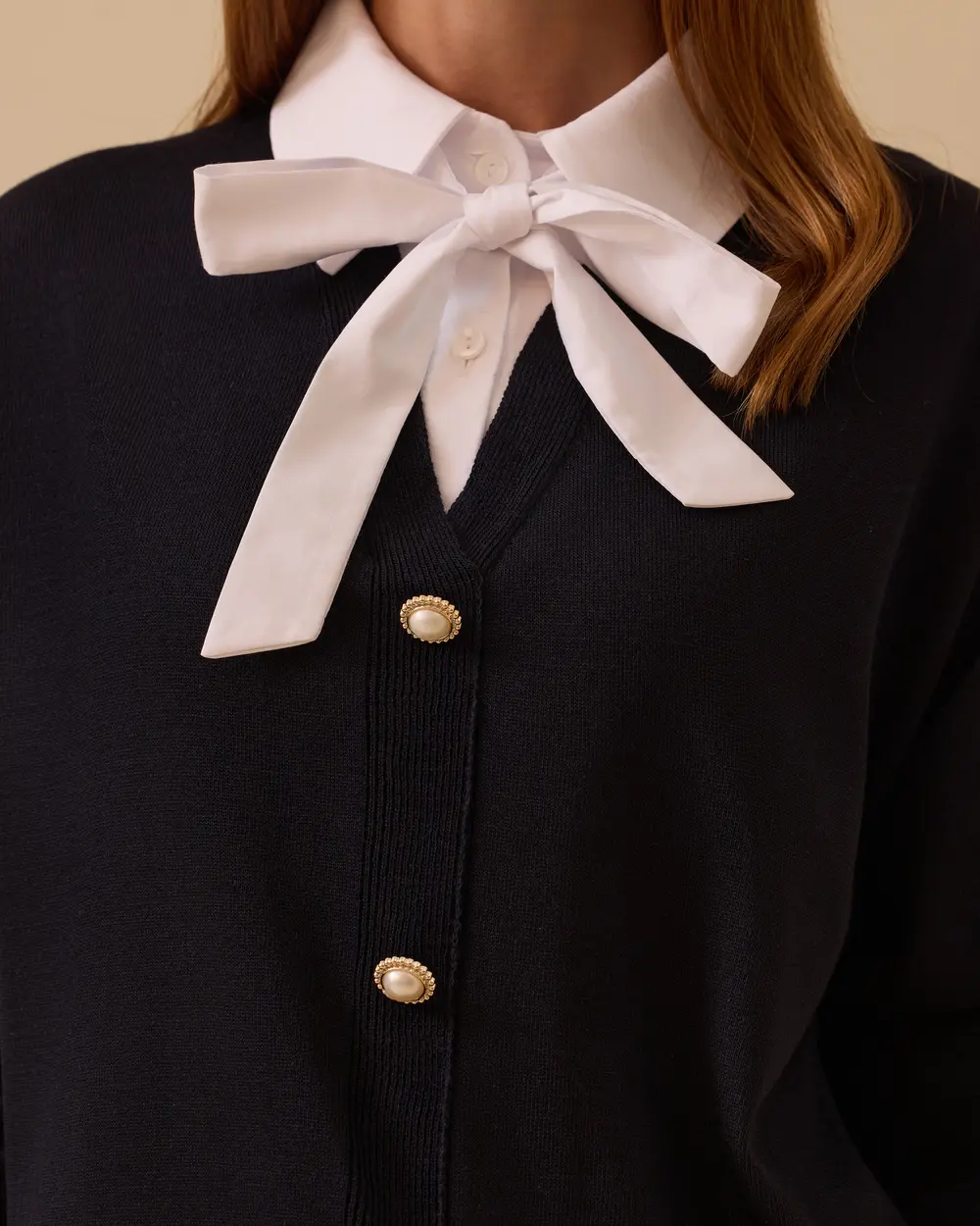 Yakası Bağlamalı İnci Düğmeli Triko