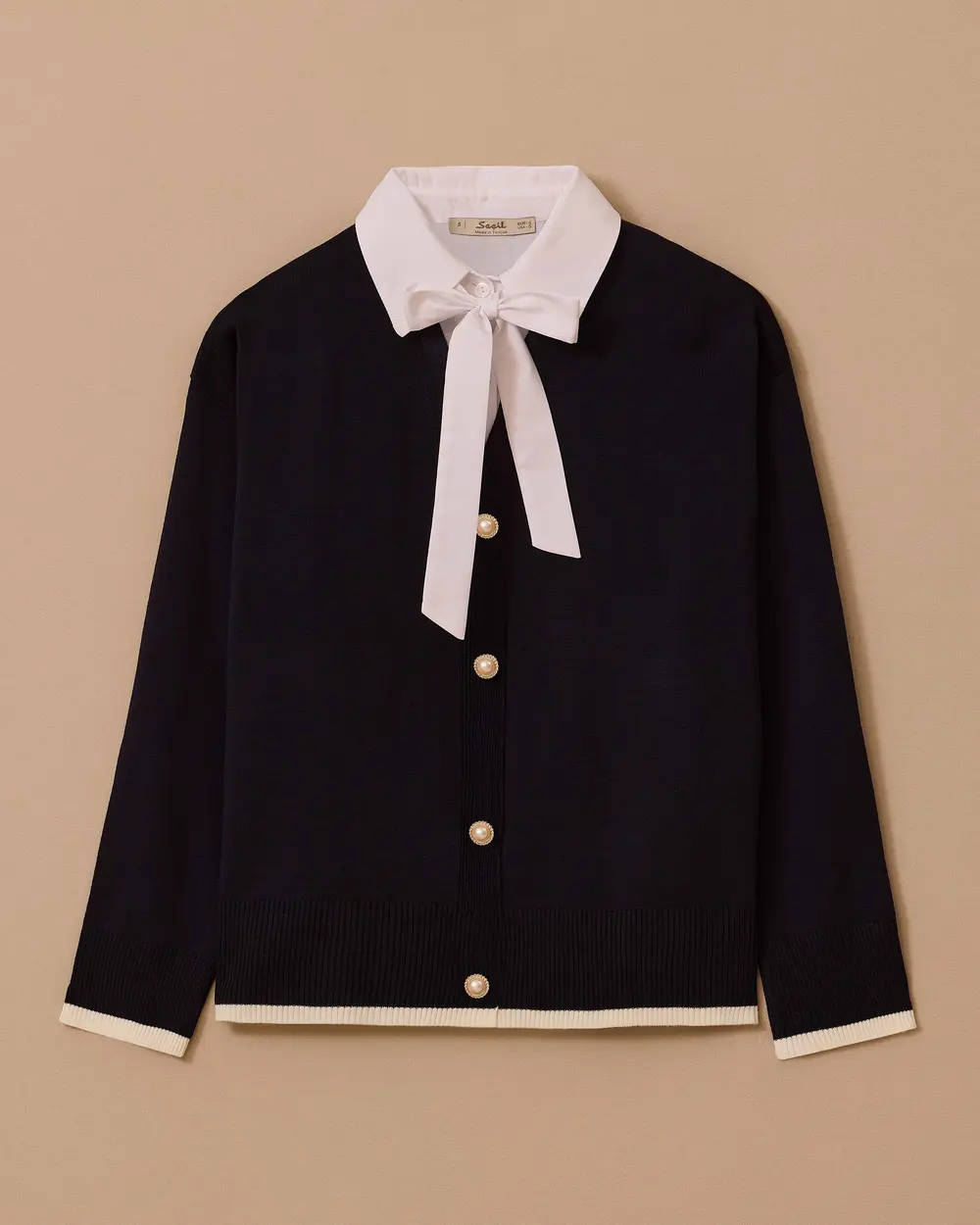 Yakası Bağlamalı İnci Düğmeli Triko