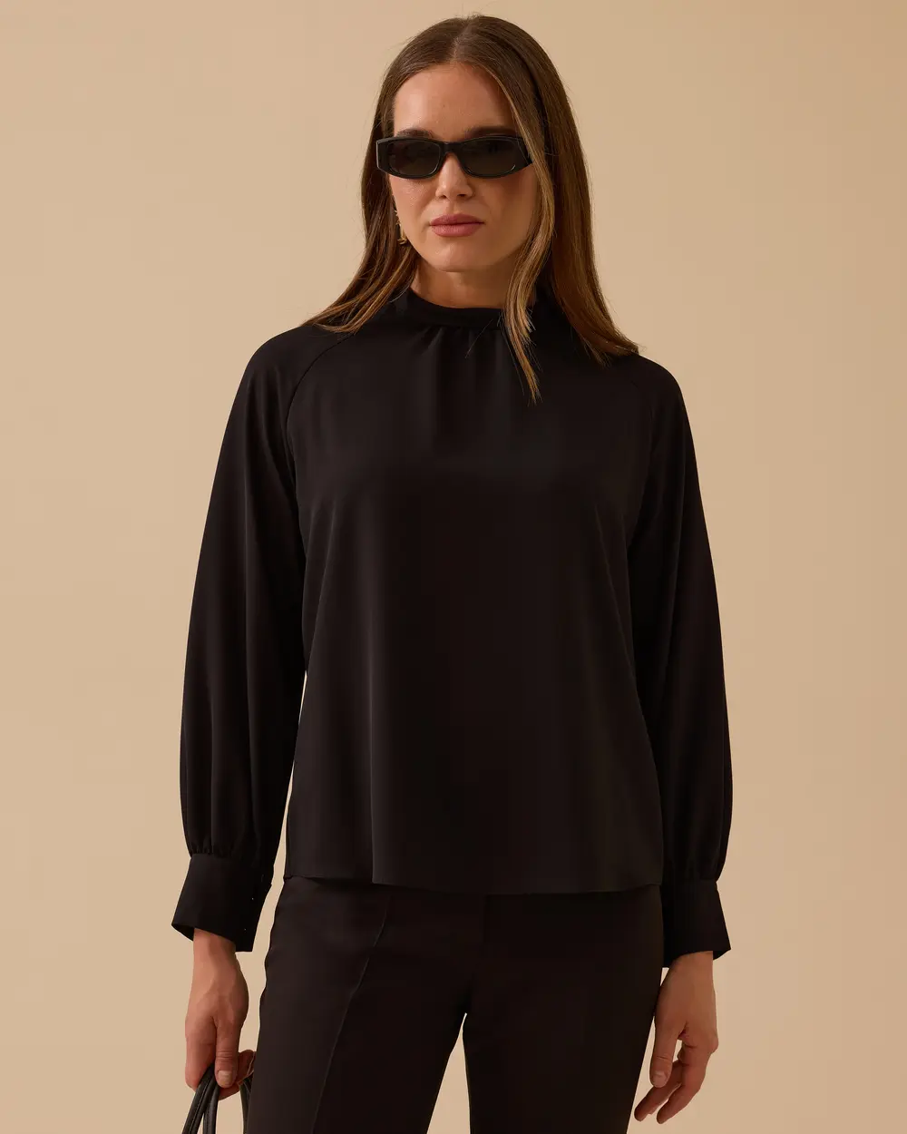 Dik Yaka Pile Detaylı Bluz