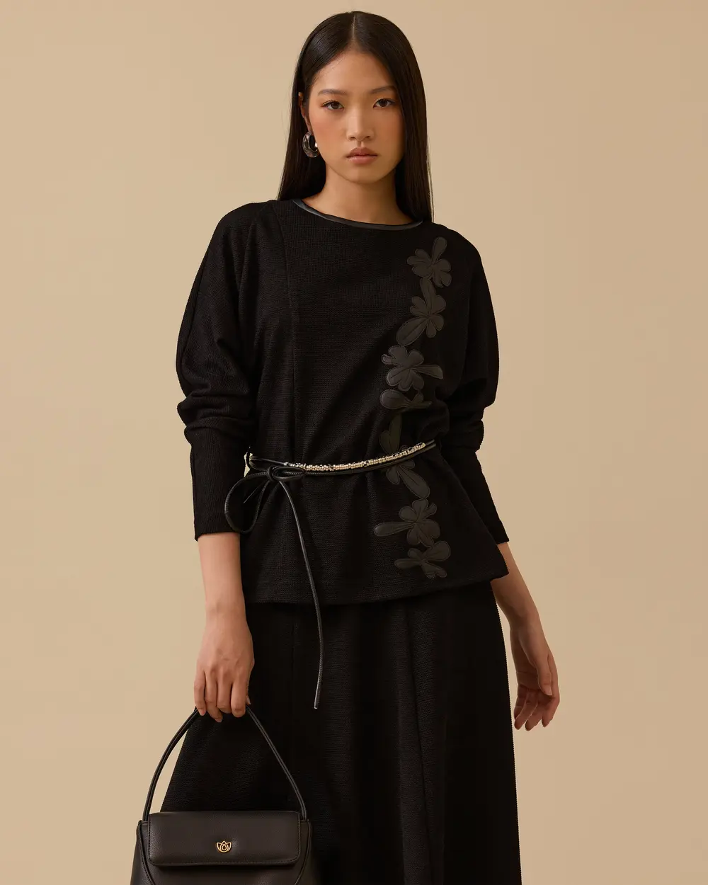 Kuşaklı Suni Deri Nakışlı Bluz