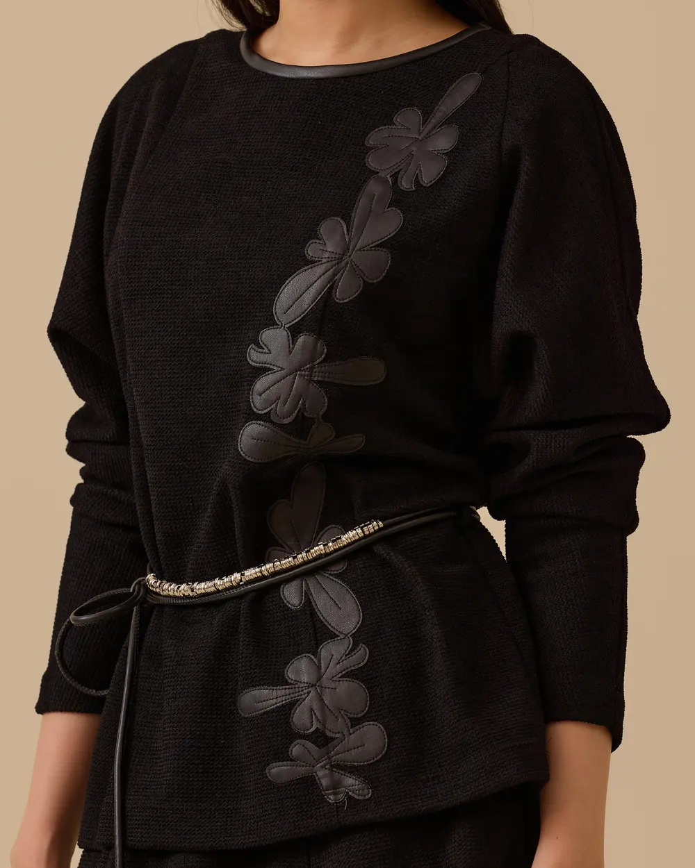 Kuşaklı Suni Deri Nakışlı Bluz