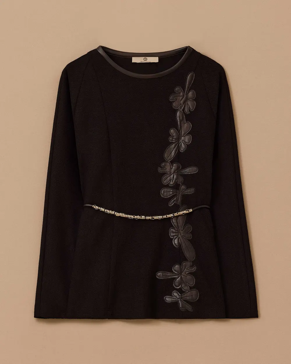 Kuşaklı Suni Deri Nakışlı Bluz