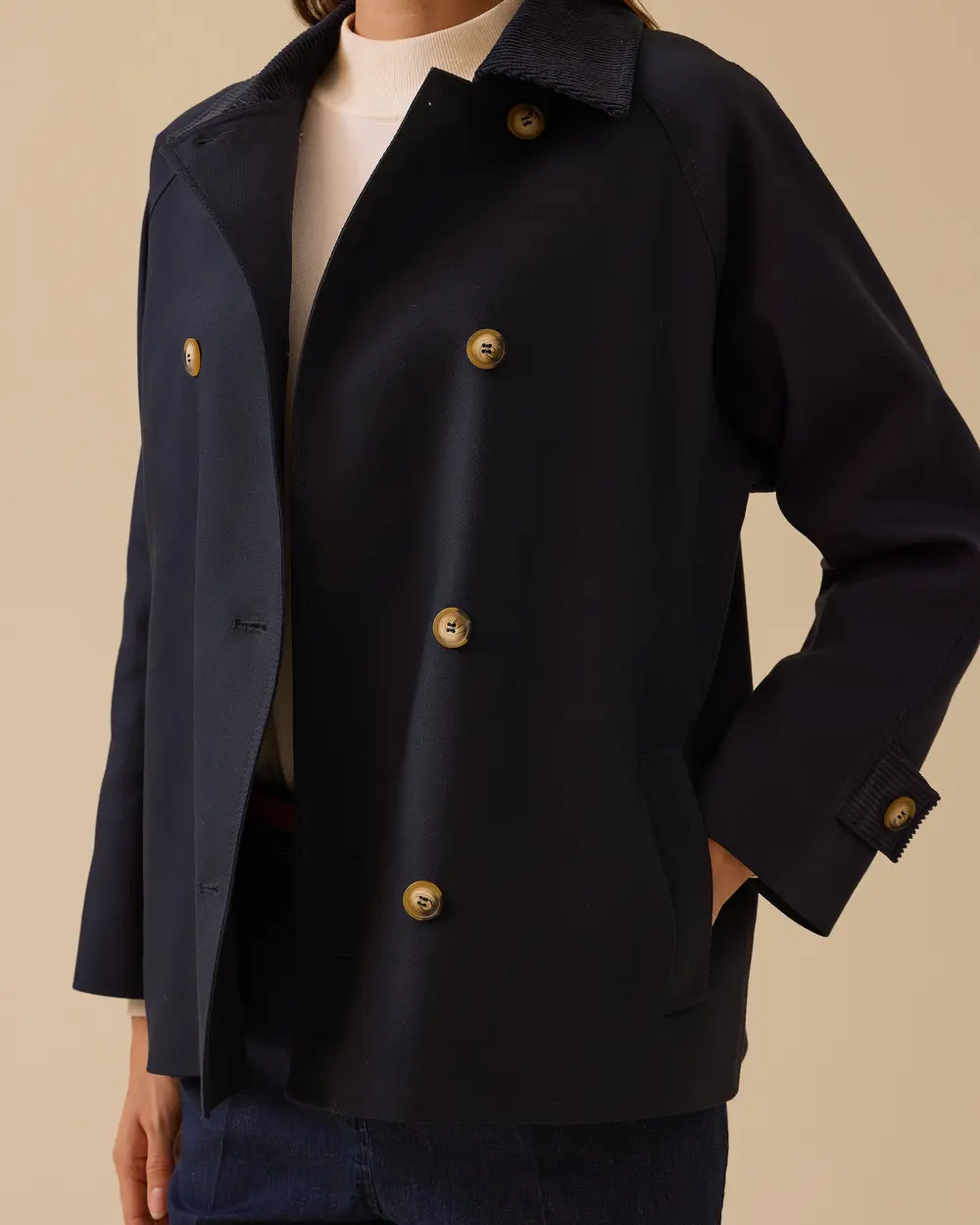 Düğmeli Cep Detaylı Kısa Trençkot