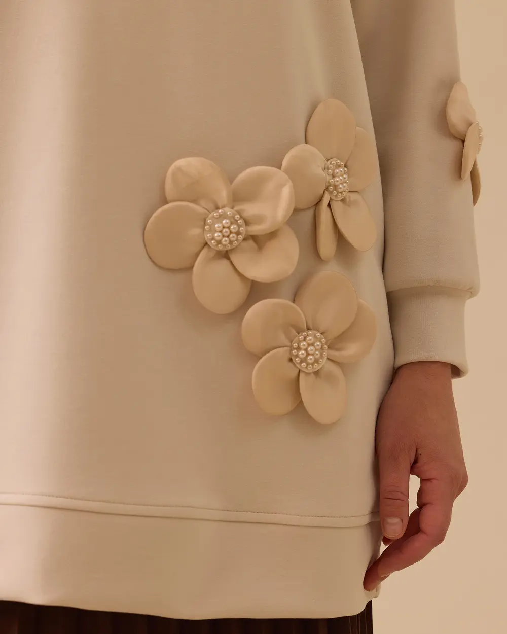 Çiçek Detaylı Cepli Sweatshirt