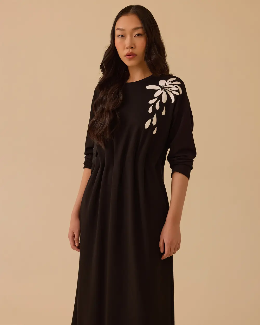 Nakışlı Bel Büzgülü Elbise