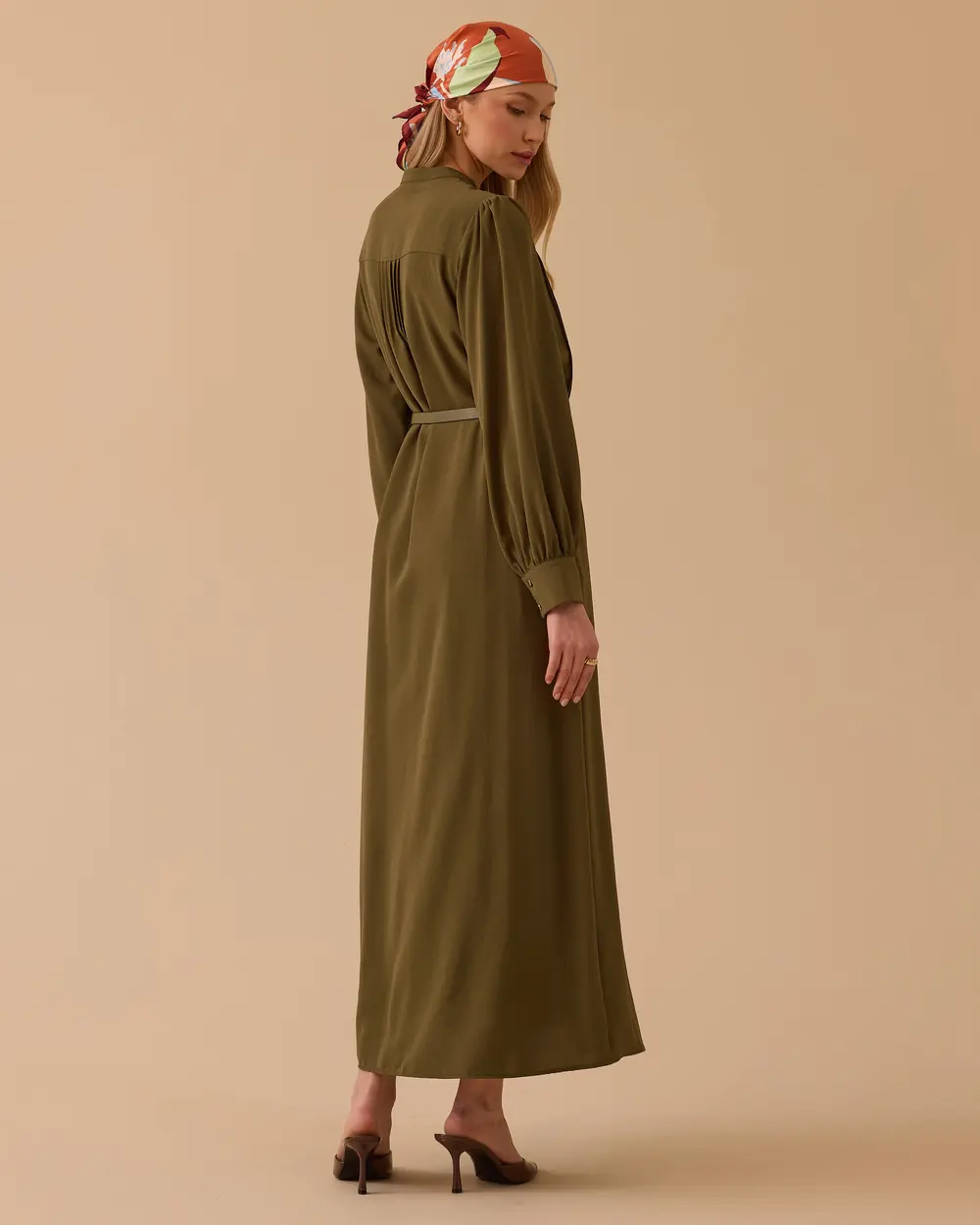 Hakim Yaka Kemerli Uzun Elbise