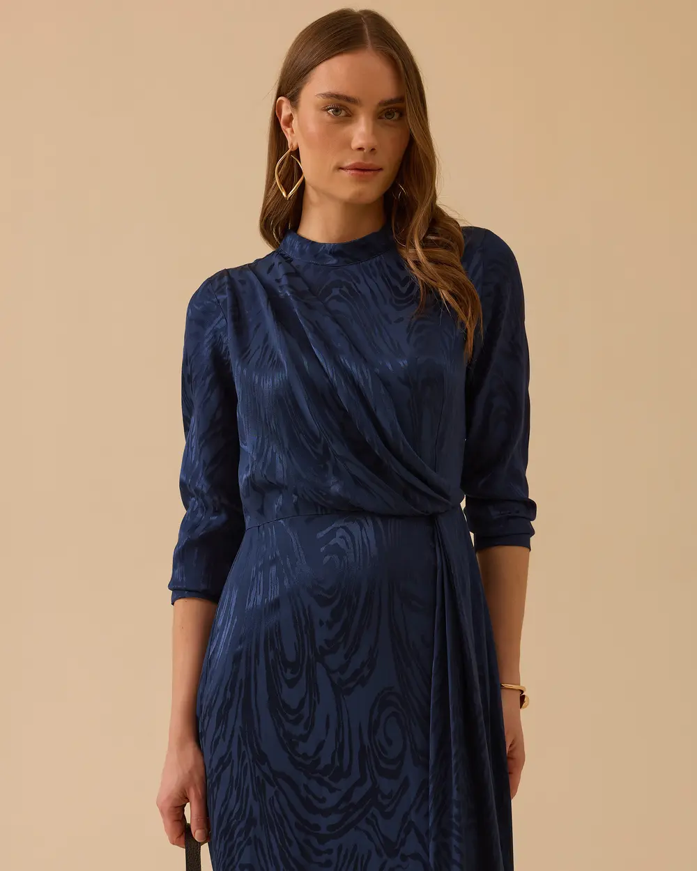 Desenli Parlak Dokulu Uzun Elbise