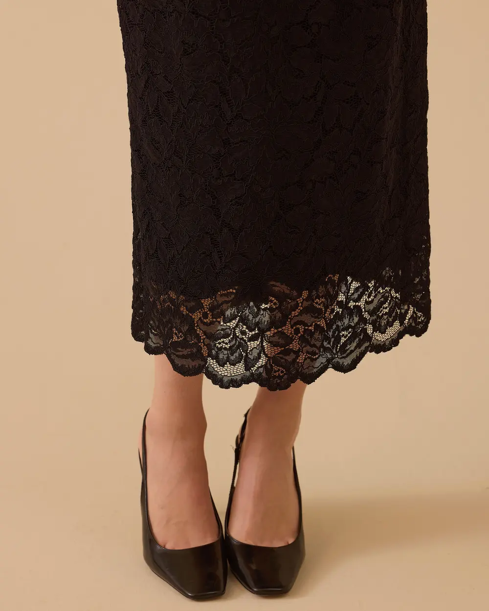 Boncuk Detaylı Dantel Elbise