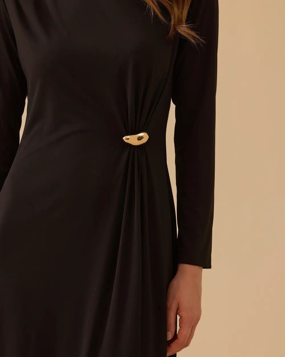 Metal Aksesuarlı Uzun Kollu Elbise