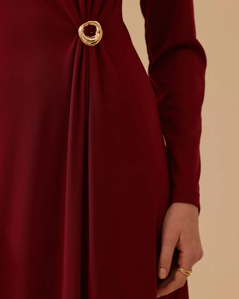 Metal Aksesuarlı Uzun Kollu Elbise