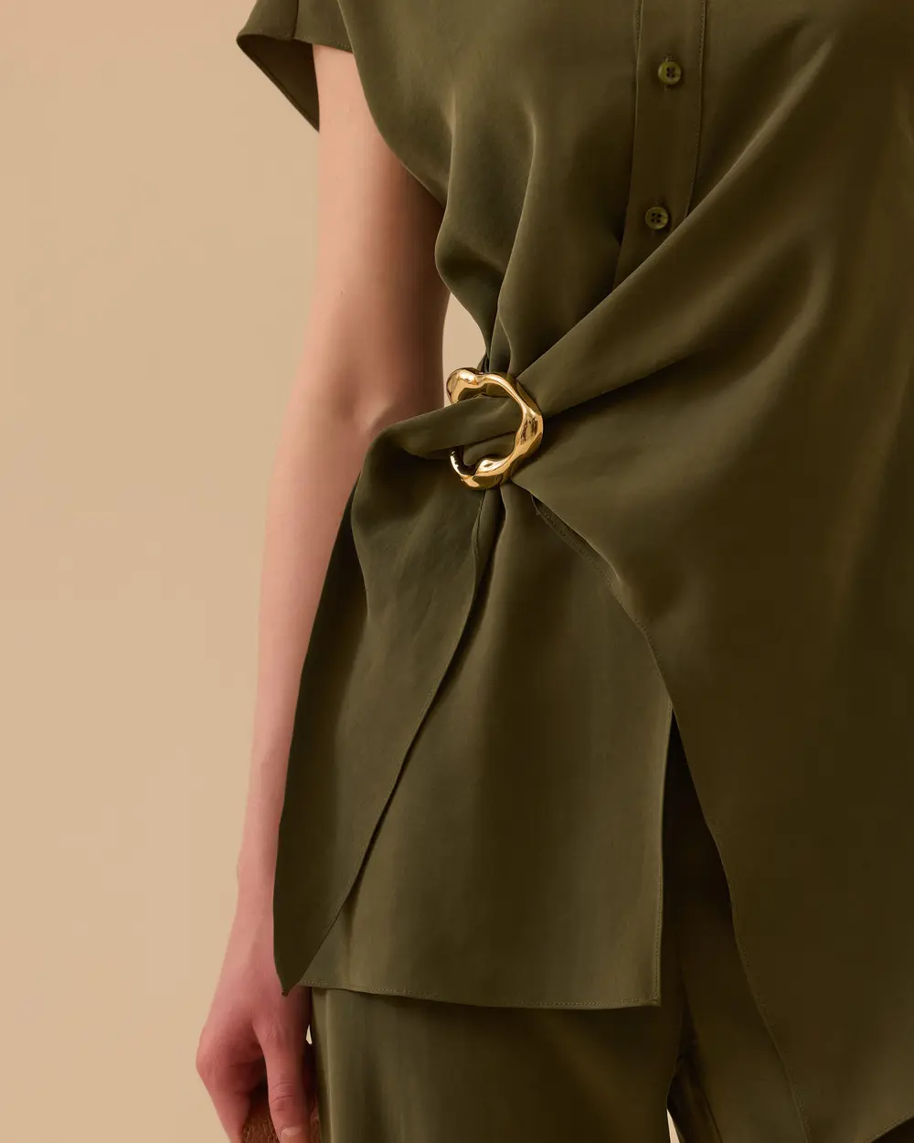 Bağlama Detaylı Tokalı Gömlek