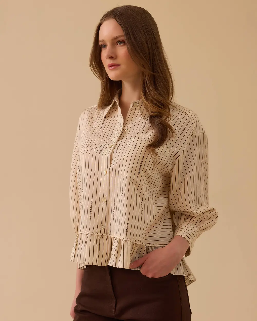 Pul Detaylı Fırfırlı Çizgili Gömlek