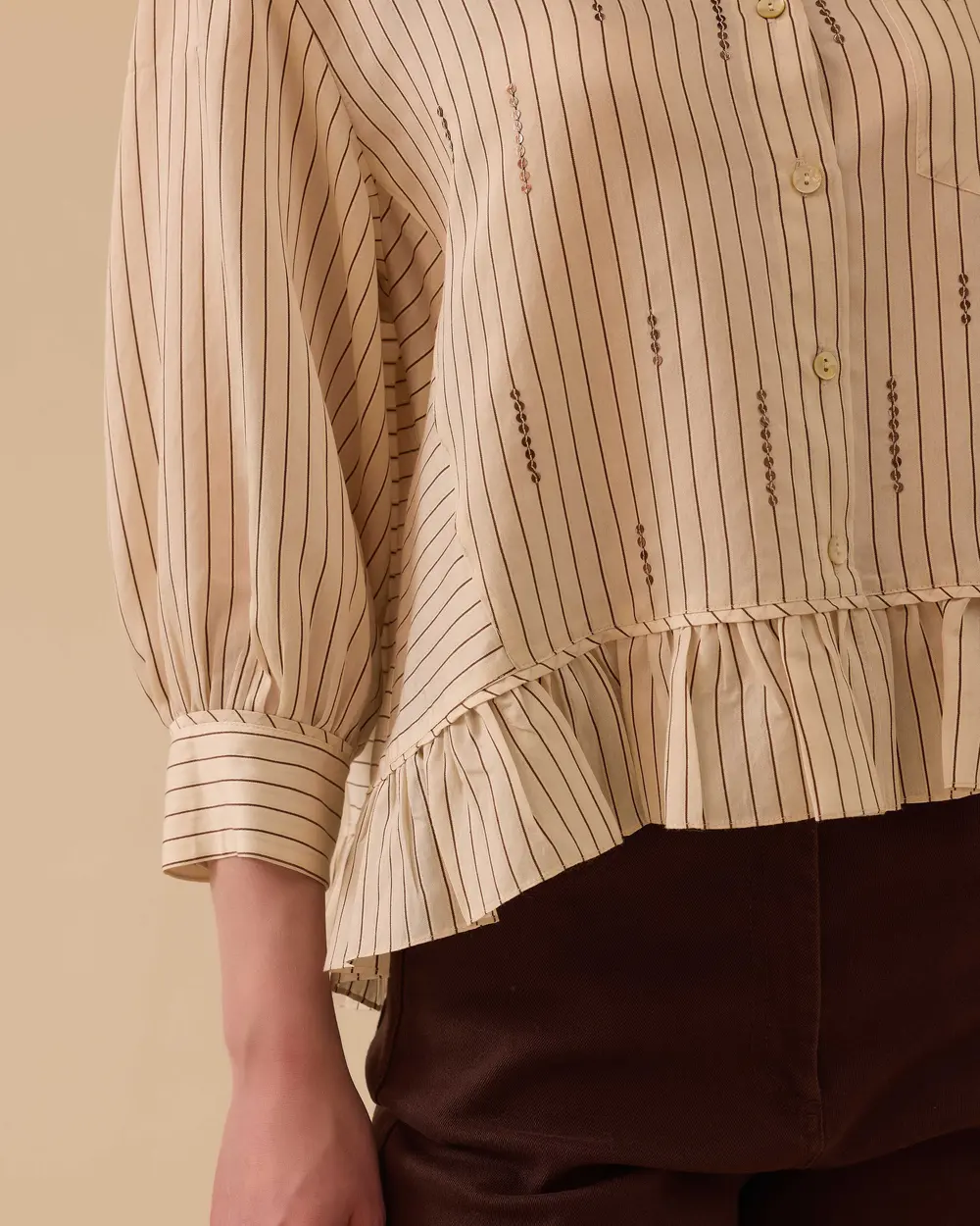 Pul Detaylı Fırfırlı Çizgili Gömlek