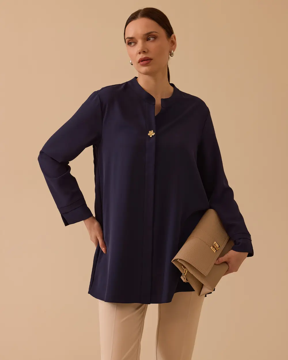 Arka Pliseli Hakim Yaka Gömlek