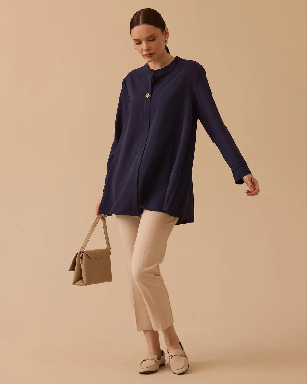 Arka Pliseli Hakim Yaka Gömlek