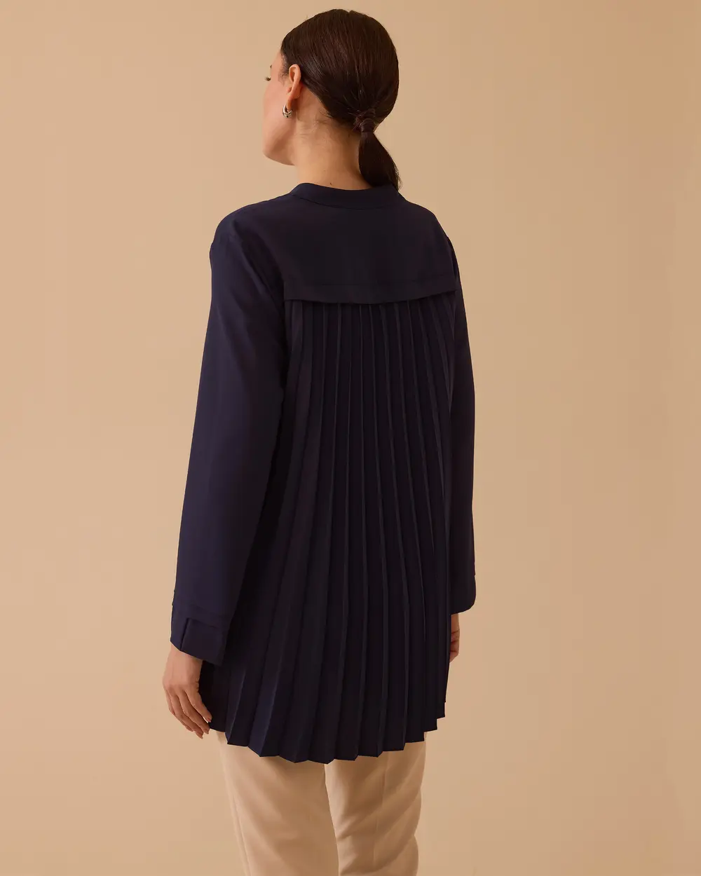 Arka Pliseli Hakim Yaka Gömlek