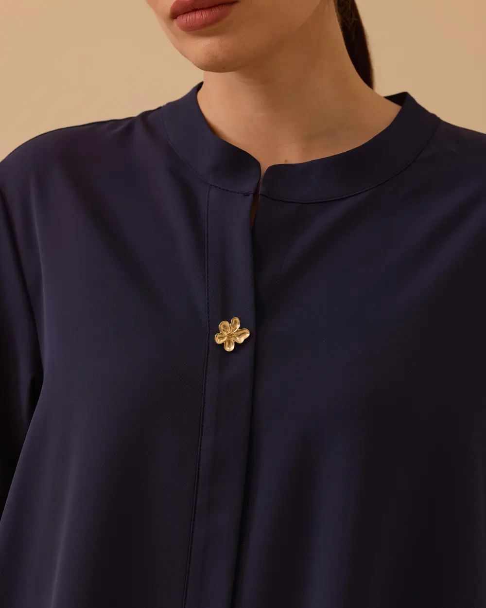 Arka Pliseli Hakim Yaka Gömlek