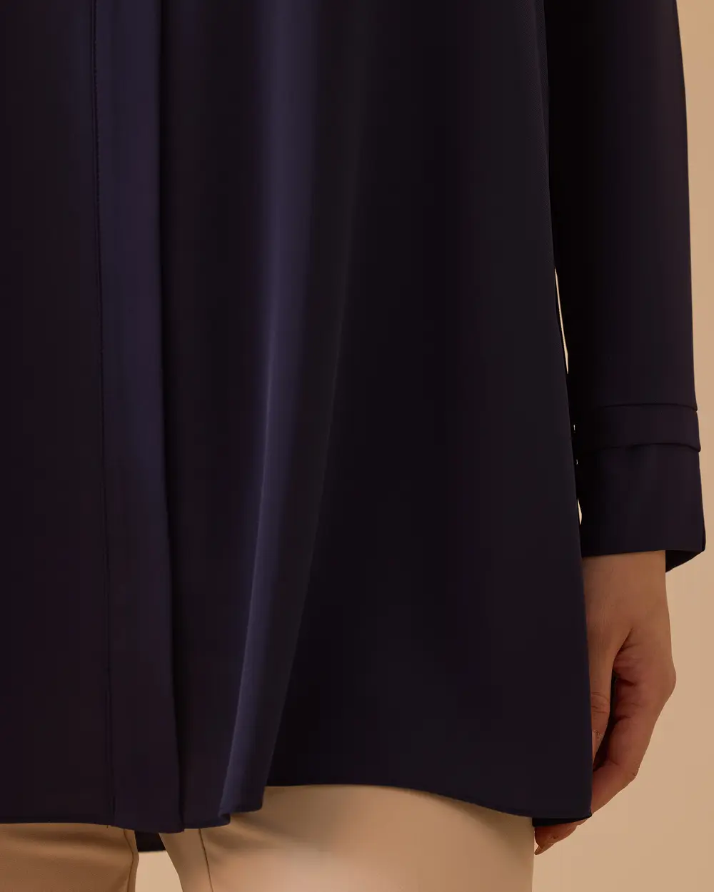 Arka Pliseli Hakim Yaka Gömlek