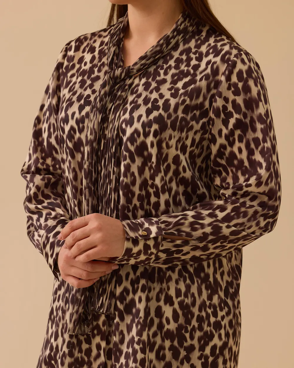 Büyük Beden Fular Detaylı Leopar Desenli Gömlek