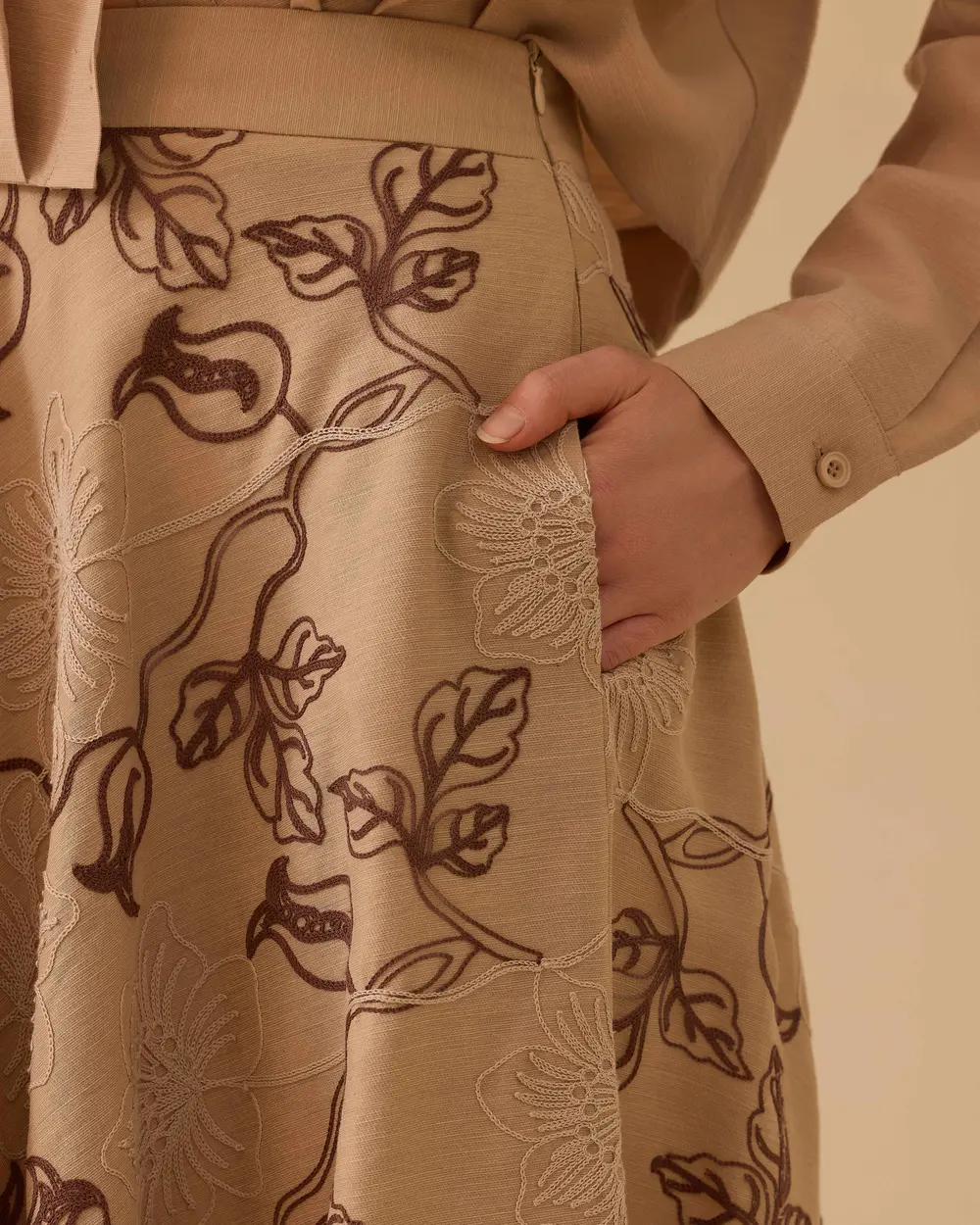 High-Waisted Flared Skirt with Floral Embroidery Pattern