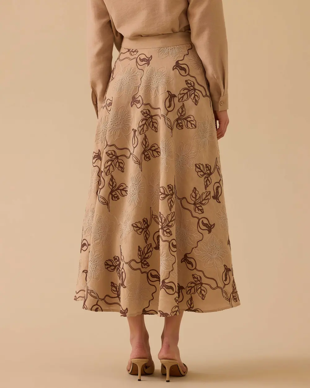 High-Waisted Flared Skirt with Floral Embroidery Pattern