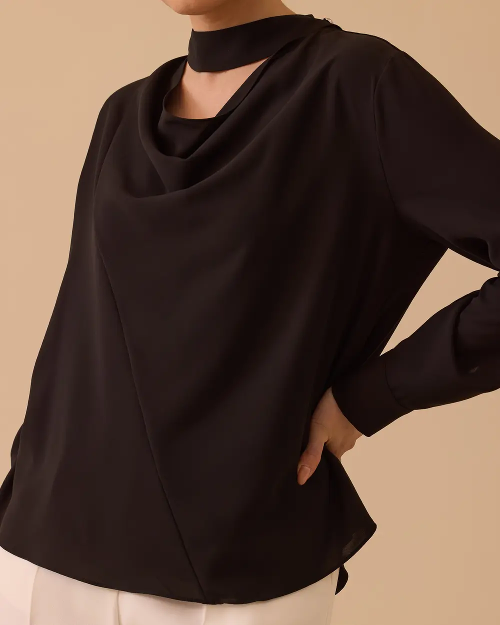 Degaje Yaka Pencere Detaylı Bluz