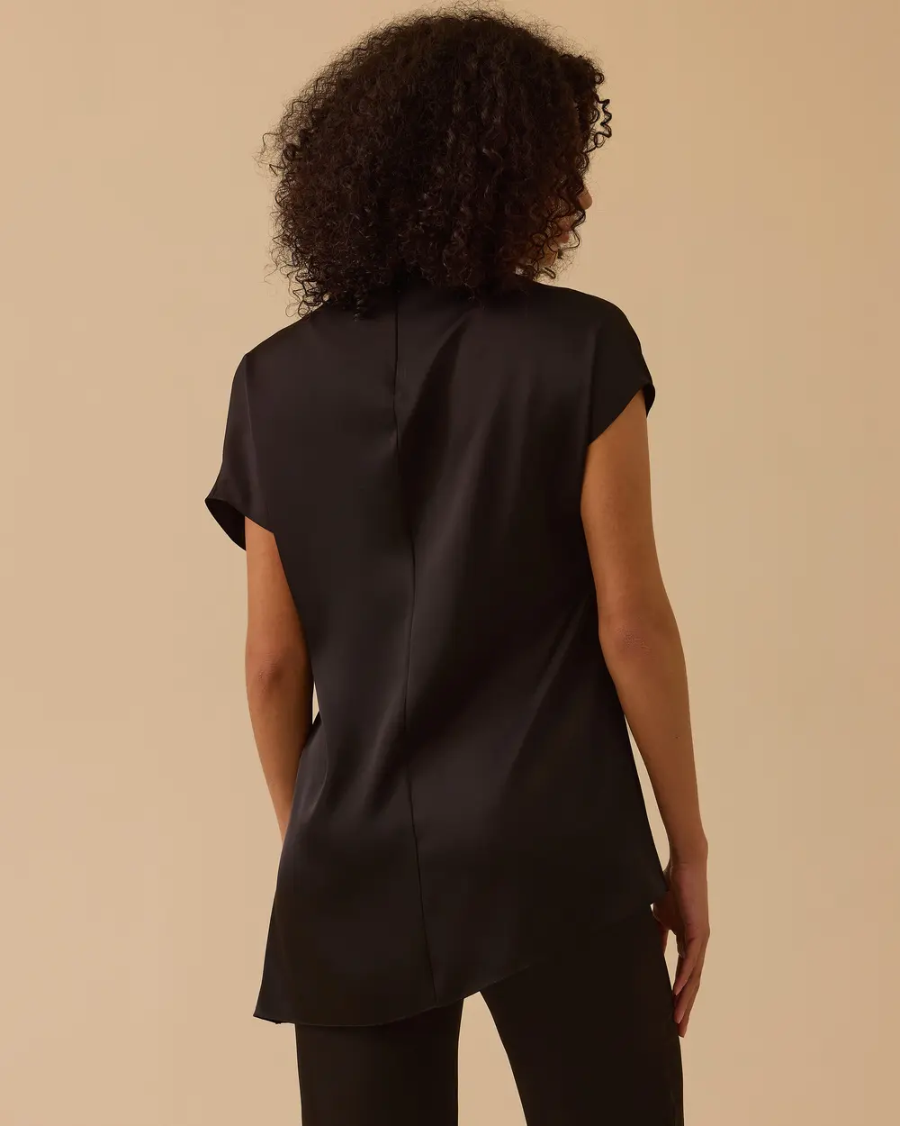 Degaje Yaka Aksesuar Detaylı Saten Bluz