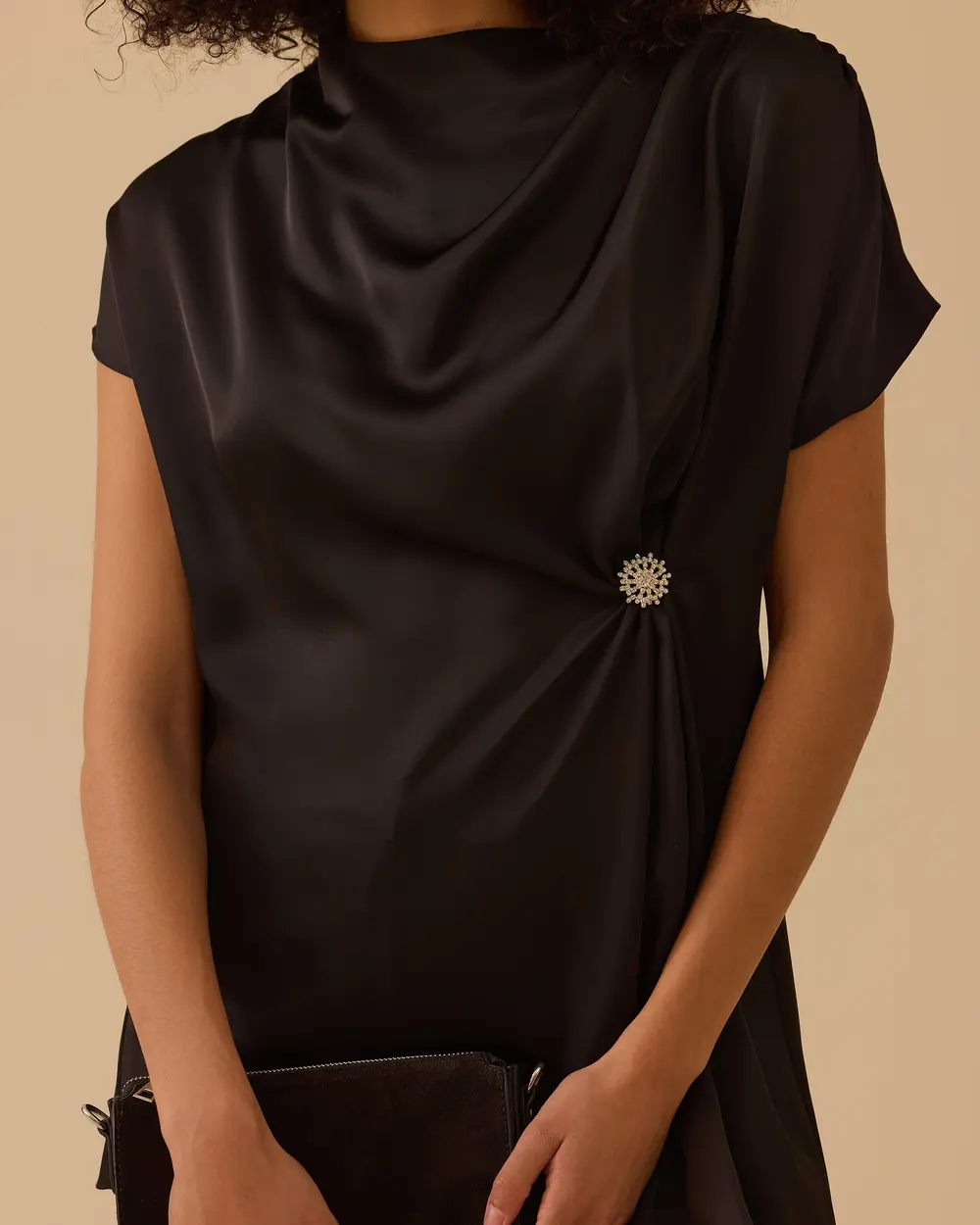 Degaje Yaka Aksesuar Detaylı Saten Bluz