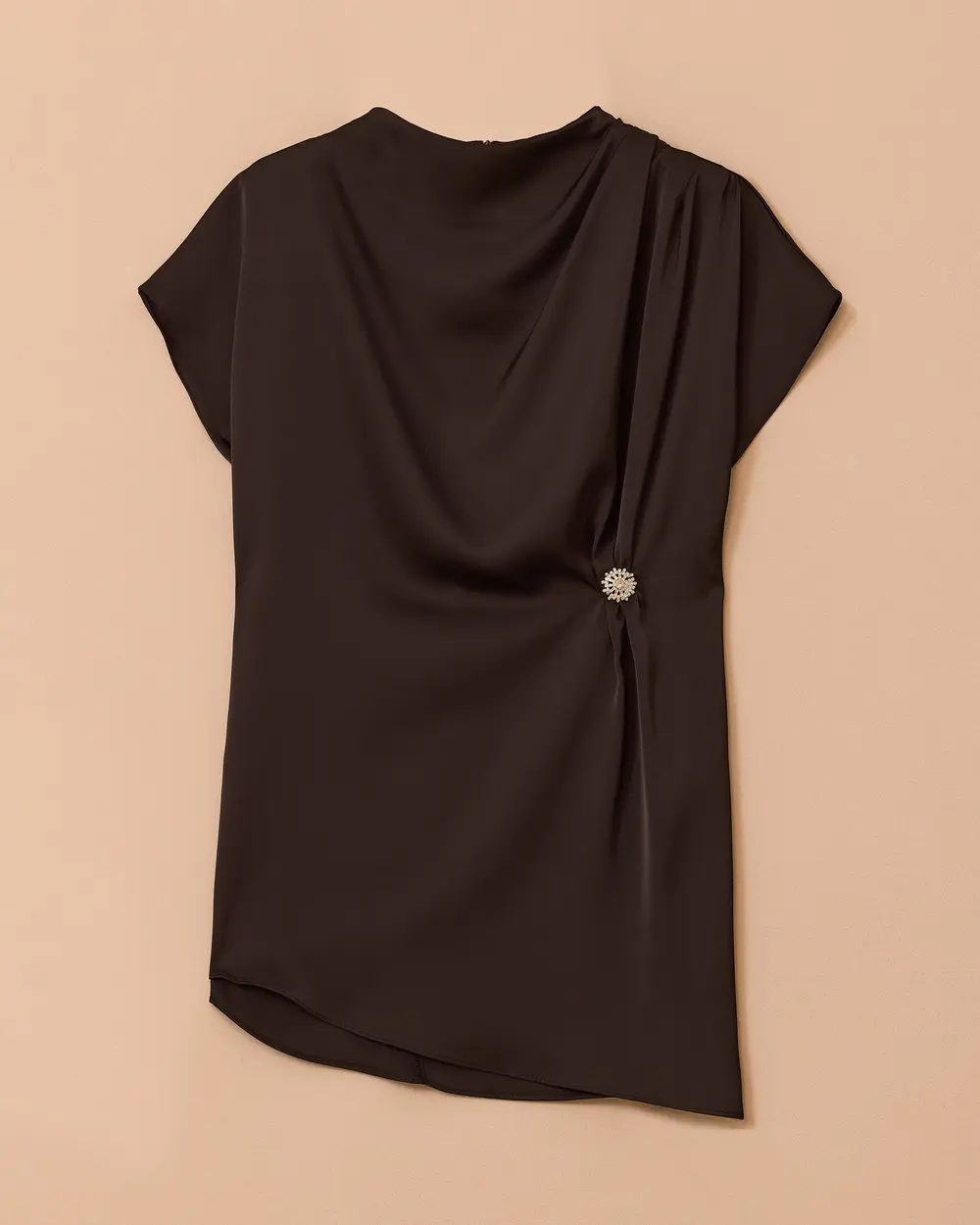 Degaje Yaka Aksesuar Detaylı Saten Bluz