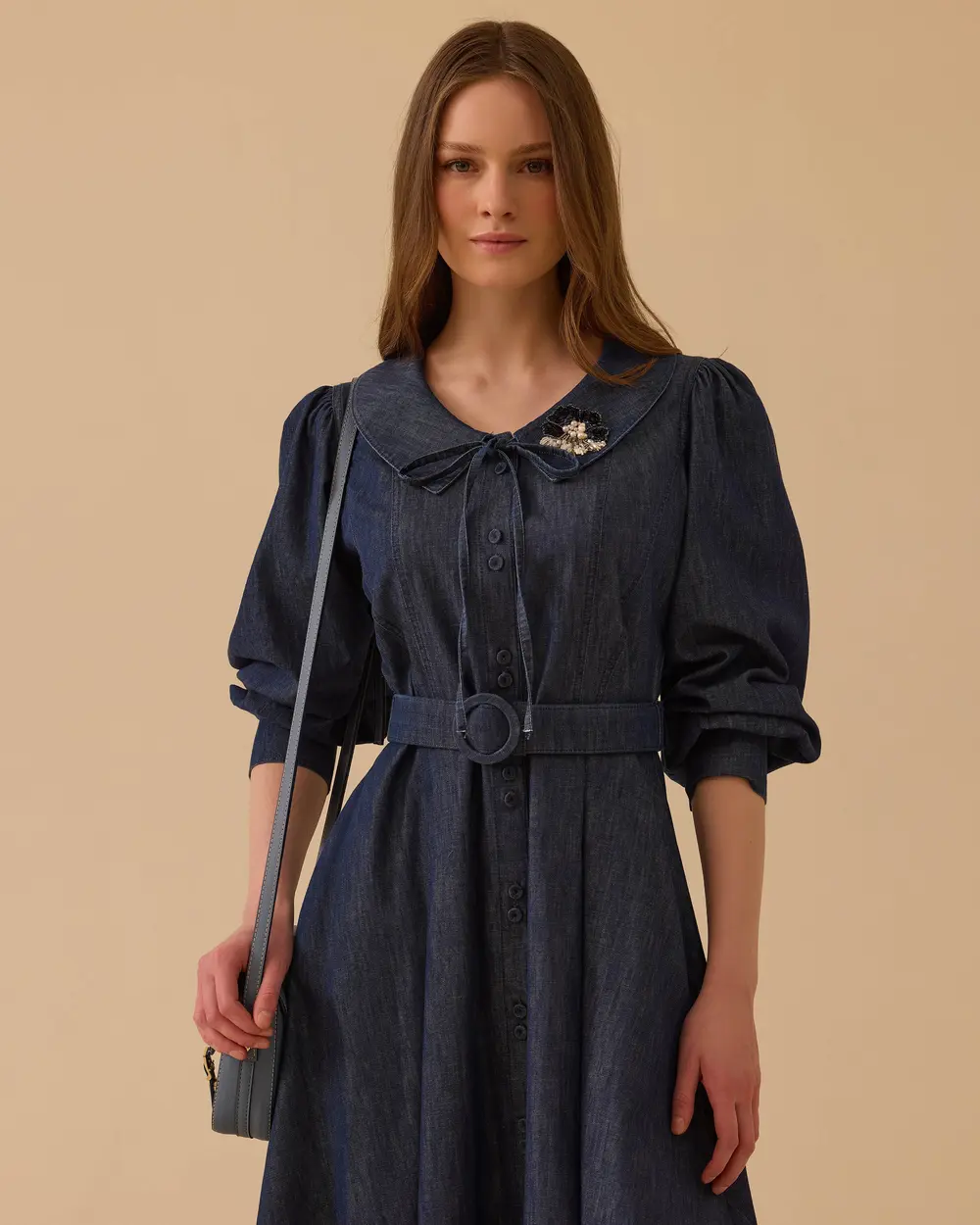 Aksesuarlı Kemerli Jean Elbise
