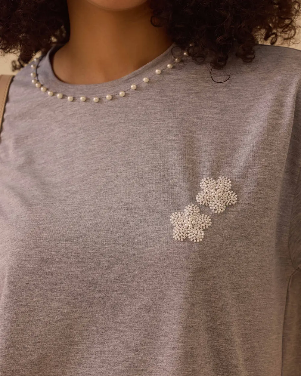 Boncuk Detaylı Kısa Kollu Tişört