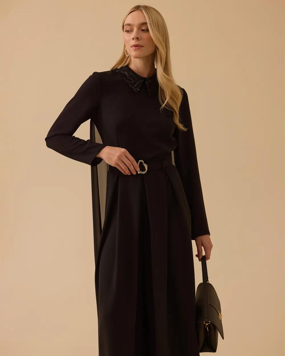 Pul Yakalı Pelerin Detaylı Tulum