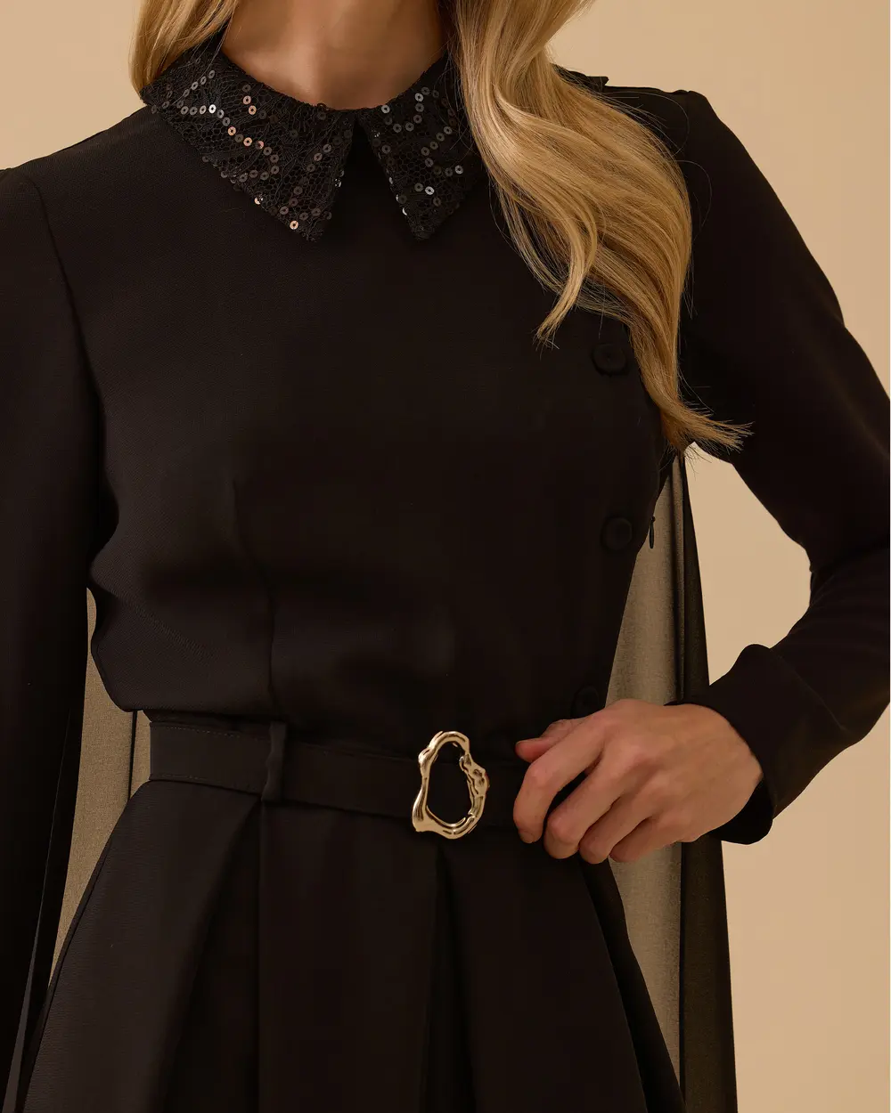 Pul Yakalı Pelerin Detaylı Tulum