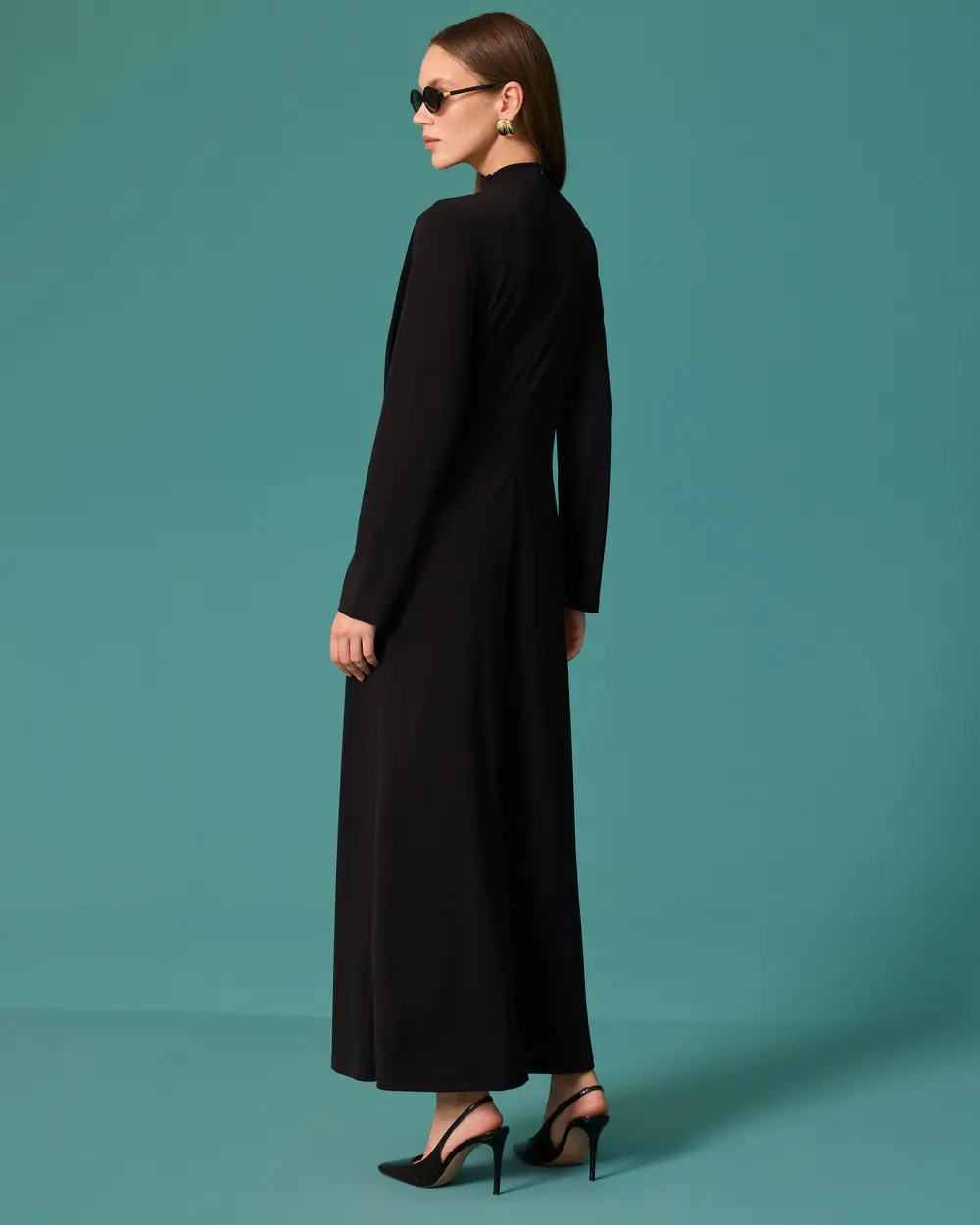 Drape ve Aksesuar Detaylı Dik Yaka Uzun Elbise