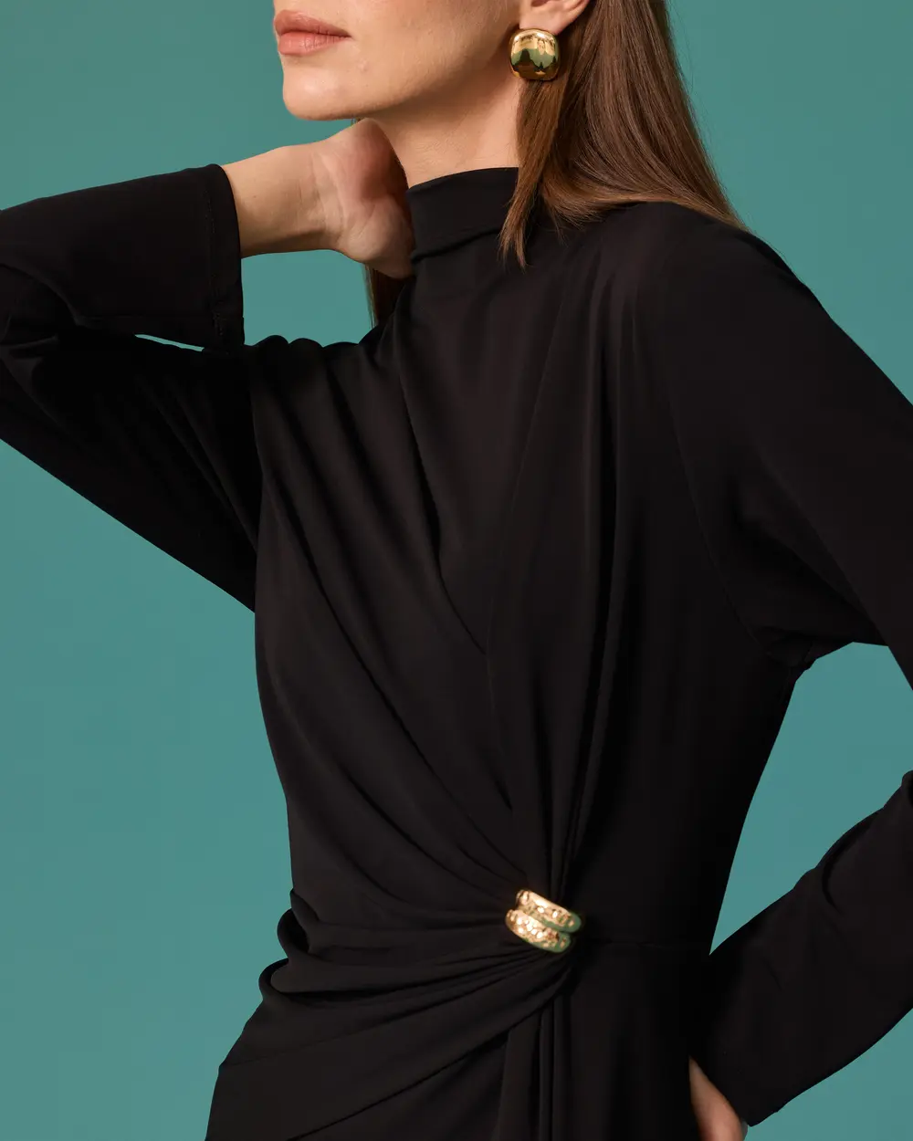 Drape ve Aksesuar Detaylı Dik Yaka Uzun Elbise