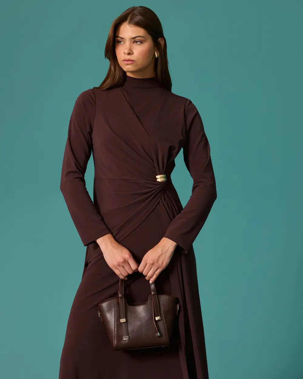 Drape ve Aksesuar Detaylı Dik Yaka Uzun Elbise