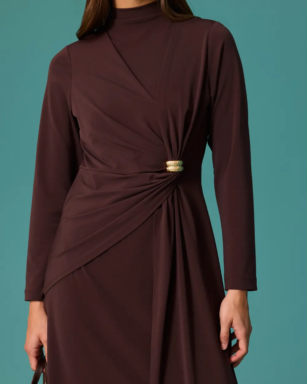Drape ve Aksesuar Detaylı Dik Yaka Uzun Elbise