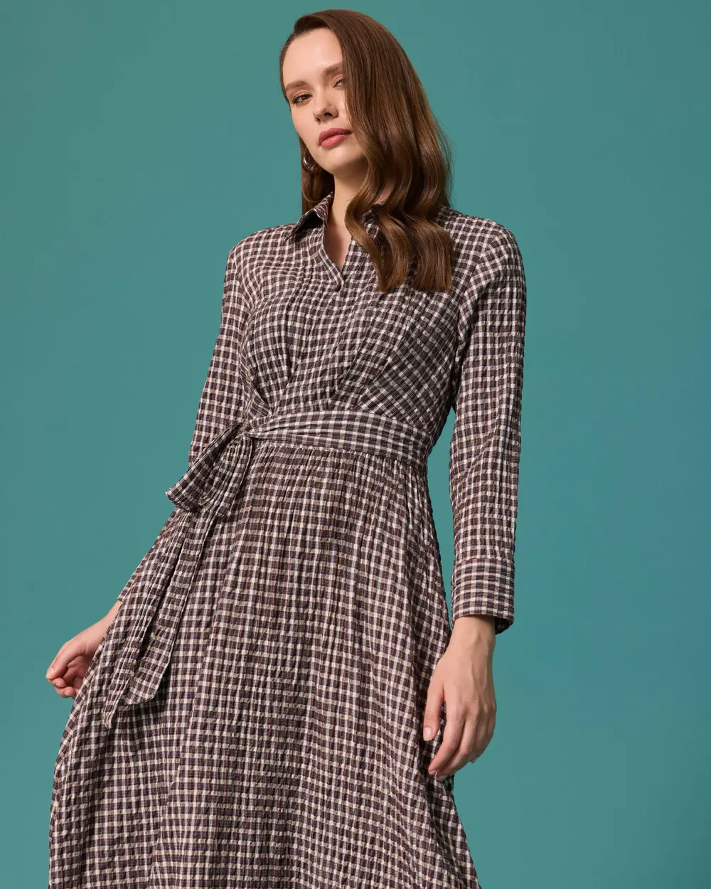 Classic-Collar Dress with a Plaid Pattern and Belt
