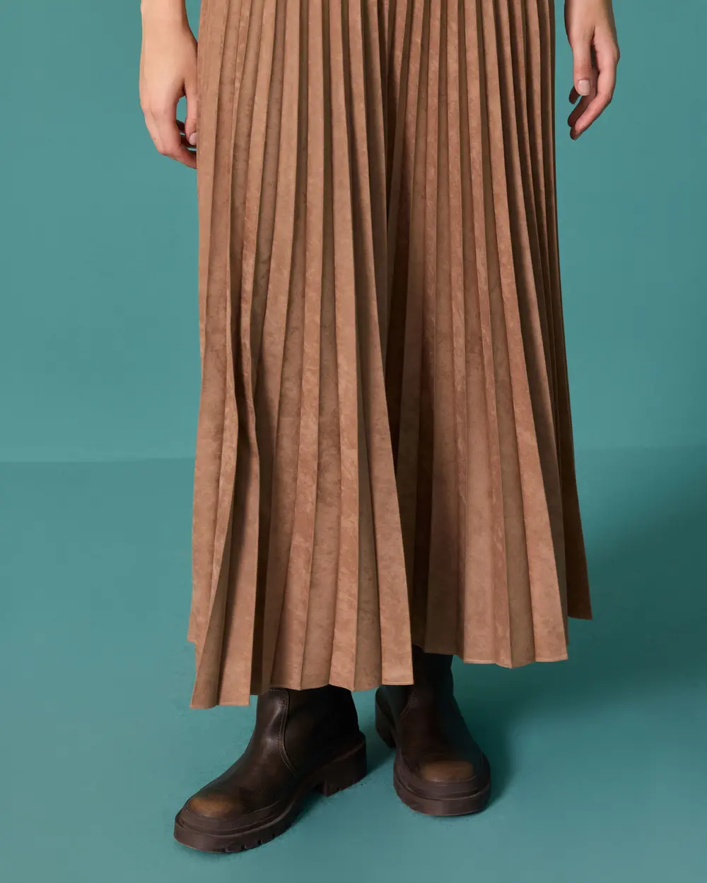 High-Waisted Suede-Look Pleated Skirt